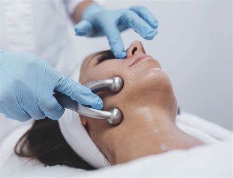 Esquema comparativo de diferentes tratamientos no invasivos para la flacidez, como láser, radiofrecuencia y ultrasonido.