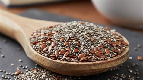 imagen de semillas de chía y trozos de piña junto a un vaso de licuado