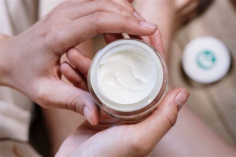 comparativa visual de diferentes tipos de texturas de cremas anticelulíticas (gel, crema, aceite)