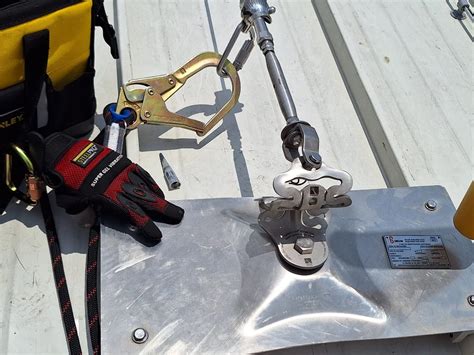 Diagrama del sistema de correas TRX con punto de anclaje, correas ajustables y empuñaduras/soportes para pies.