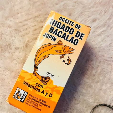 Infografía comparativa del aceite de hígado de bacalao y el aceite de pescado, destacando sus fuentes y nutrientes clave.