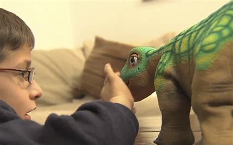 Primer plano de un robot Pleo rb mostrando una expresión facial y detalles de su textura