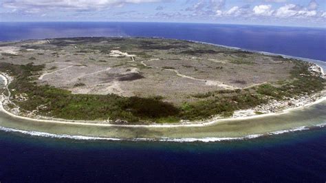 Imagen aérea de la isla de Nauru, destacando la topografía y la extensión de la minería de fosfatos.