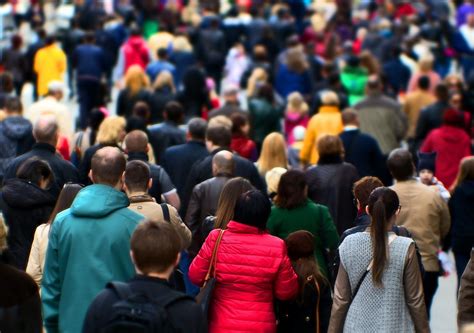 Collage de fotografías históricas y actuales de habitantes de Nauru, ilustrando el cambio en la complexión física.