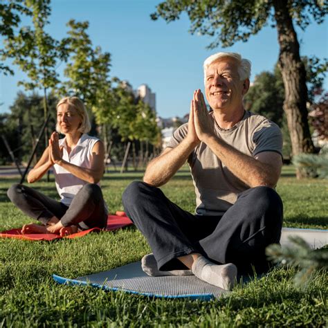 Imagen de una persona practicando yoga o caminando para promover un estilo de vida saludable