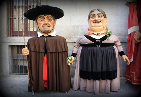 infografía detallando las dimensiones y requisitos de espacio para los Gigantillos y Gigantones