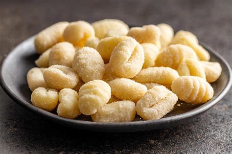 Imagen de ñoquis recién formados y cortados, listos para cocer.