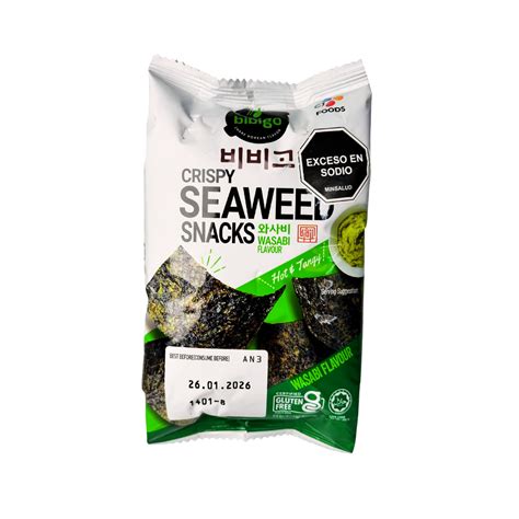 Variedad de paquetes de snacks de algas nori, algunos con wasabi.