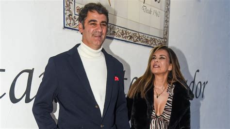 Fotografía de María José Campanario y Jesulín de Ubrique compartiendo un momento familiar.