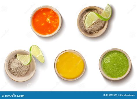 Imagen de varios tazones pequeños con diferentes salsas keto, incluyendo la salsa picante cítrica, para mostrar la variedad de opciones.