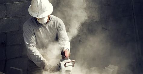 Diagrama que muestra cómo el polvo y las pelusas pueden obstruir la rejilla del altavoz de un teléfono móvil.