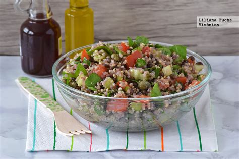 Plato de ensalada arcoíris vibrante con lentejas y quinoa