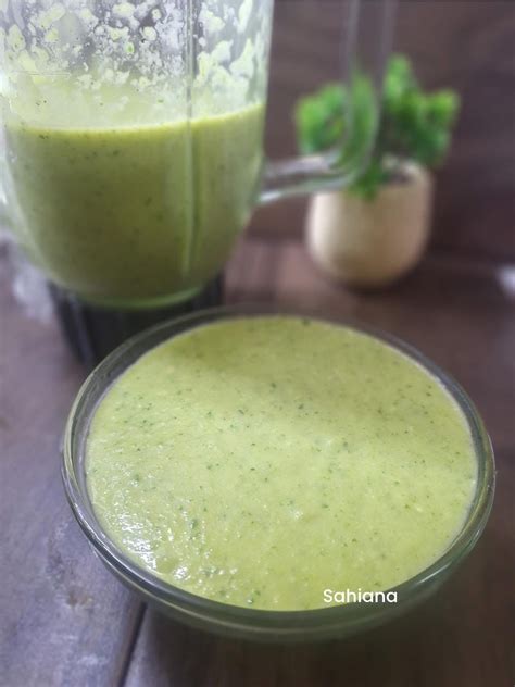 Ingredientes frescos: aguacates, limón, yogur y cilantro