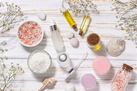 Infografía mostrando los diferentes tipos de ingredientes activos en cremas anticelulíticas y sus funciones (lipolíticos, drenantes, reafirmantes).