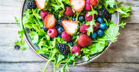 Montaje de fotos mostrando diferentes preparaciones culinarias con frutos rojos: yogur, batido, ensalada y tarta.