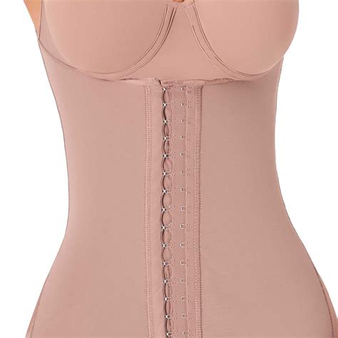 Diseño detallado de una faja colombiana tipo body con zonas de compresión marcadas y realce de glúteos.