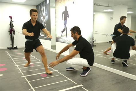 Ilustración de un deportista en fase de recuperación con un suplemento