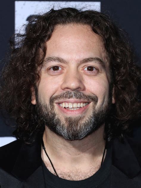 Dan Fogler en la LeakyCon 2019, mostrando su nueva figura