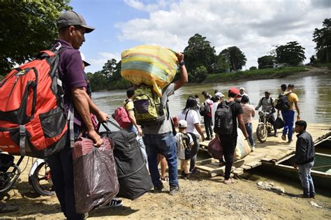 Fotografía de un convoy humanitario llegando a una zona de conflicto