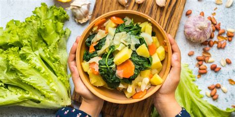 Plato con alimentos recomendados para una dieta baja en grasas y rica en nutrientes.