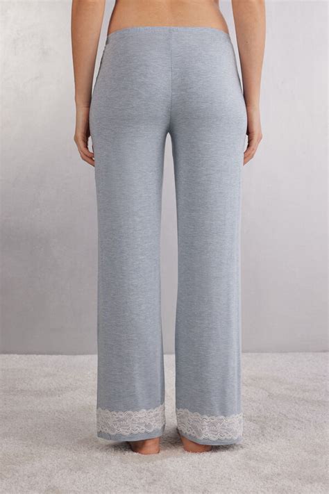 Diseño de braguita reductora de Intimissimi con detalles de encaje y acabado sin costuras.