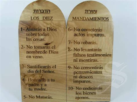 Representación artística de las Tablas de la Ley con los Diez Mandamientos en hebreo.
