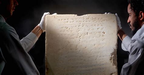 Fotografía de la tablilla de mármol con los Diez Mandamientos en paleohebreo.
