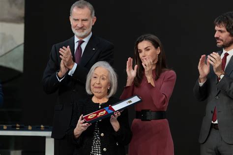 Reina Letizia entregando un premio en la Convención NAOS