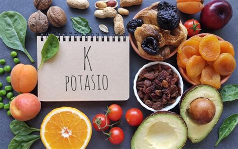 Diagrama comparando el contenido de sodio y potasio en alimentos procesados y frescos.