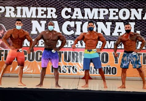 Atletas compitiendo en una categoría de culturismo