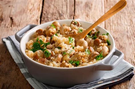 Ilustración de un plato de quinoa con champiñones y hierbas frescas