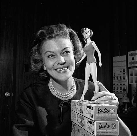 Ilustración de Ruth Handler presentando la primera muñeca Barbie en la Feria Internacional del Juguete de Nueva York en 1959.
