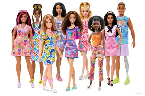 Montaje de varias muñecas Barbie de la línea 'Fashionistas' mostrando diversidad de cuerpos, tonos de piel y estilos.