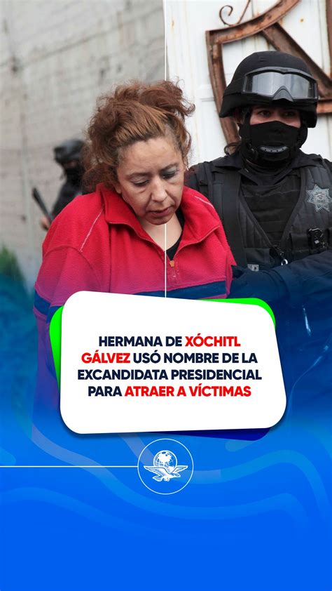 Una mano dibujando corazones en la pantalla de un teléfono móvil donde se ve la foto de la amada.