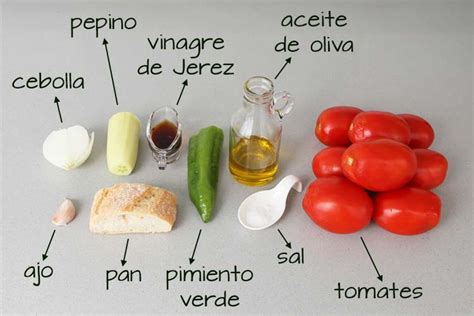 infografía con los ingredientes principales del gazpacho: tomate, pepino, pimiento, ajo, aceite de oliva, vinagre.