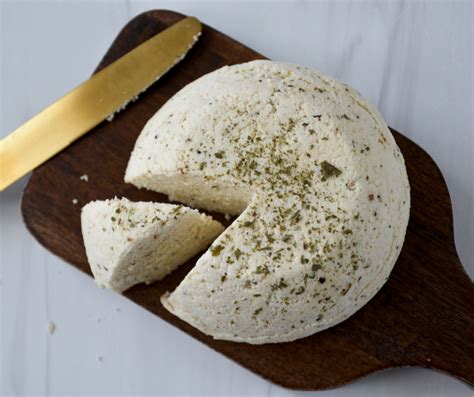 Fotografía de un queso fresco con hierbas aromáticas.