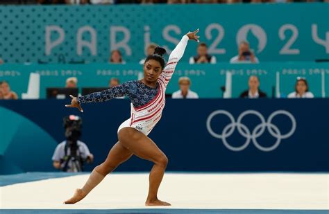 Infografía comparando la altura y peso de Simone Biles con gimnastas de épocas anteriores