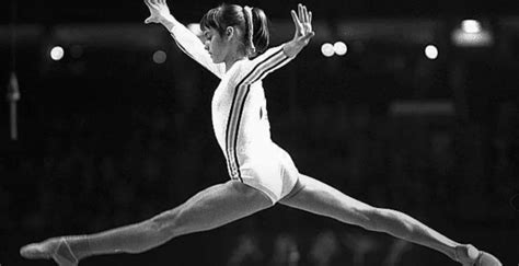 Comparativa visual de gimnastas de los años 70 (ej. Nadia Comaneci) con gimnastas actuales (ej. Simone Biles)