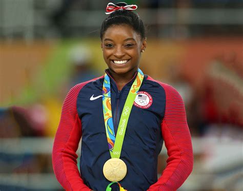 Gráfico que muestra la relación altura-peso de Simone Biles comparada con gimnastas icónicas del pasado