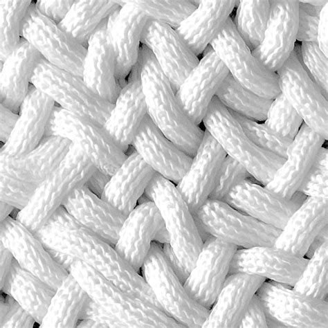 Primer plano de un tejido de faja sin costuras mostrando su textura suave y la ausencia de costuras visibles.