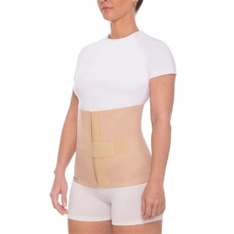 Mujer usando una faja de compresión postoperatoria, mostrando el soporte abdominal.