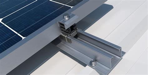 Detalle de anclaje de paneles solares en cubierta