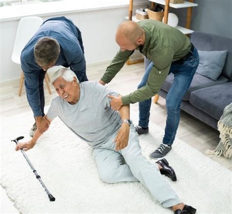 Gráfico de barras comparando el riesgo de caídas y lesiones en adultos mayores según su índice de masa corporal.