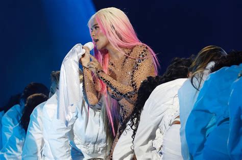 Karol G en un concierto, mostrando su energía y carisma en el escenario.