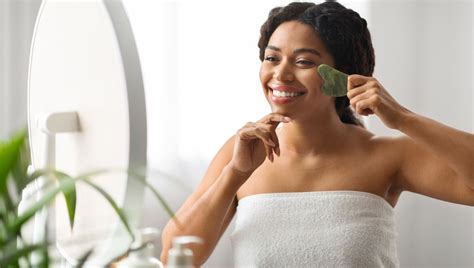 Esquema mostrando la dirección correcta para usar el masajeador en diferentes partes del cuerpo