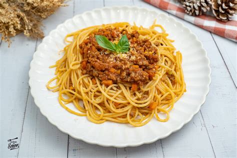 Fotografía del plato de espaguetis integrales con boloñesa de soja y verduras.