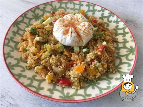 Fotografía de un bol de quinoa con huevo escalfado y verduras salteadas.