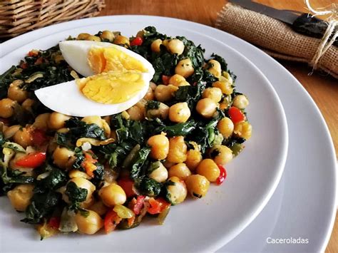 Fotografía de un plato de garbanzos salteados con espinacas, piñones y nueces.