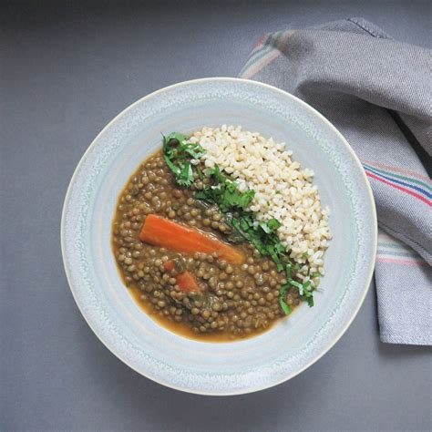 Fotografía de un guiso de lentejas con arroz integral.