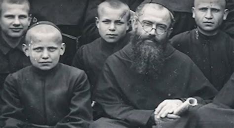 Maximiliano Kolbe (en el centro) rodeado de otros religiosos en Polonia antes de la ocupación nazi.